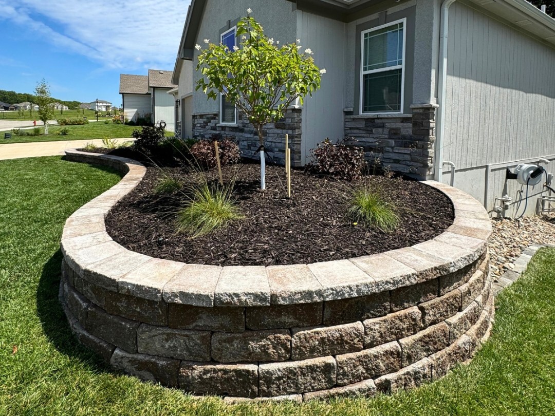 Trey's Lawn & Landscape offers Kansas City landscaping services to residential and commercial clients in the Kansas City Northland, including Parkville, Missouri. 